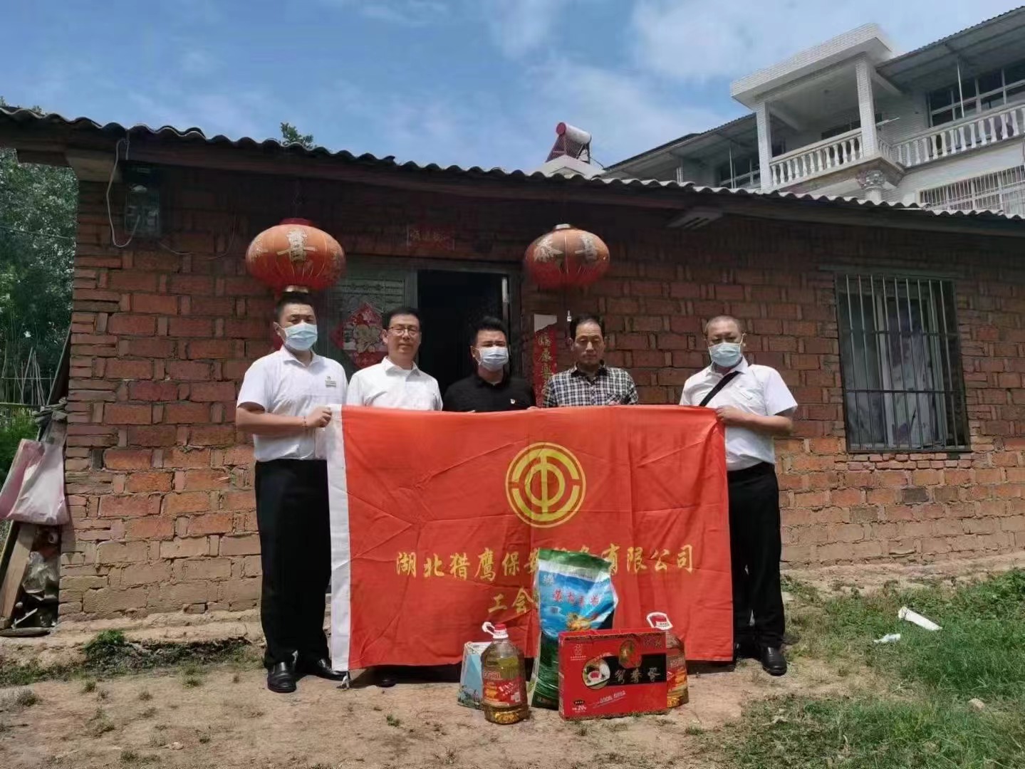 端午節(jié)將至，獵鷹企業(yè)組織員工走進(jìn)鄉(xiāng)村，為老人送去生活物資